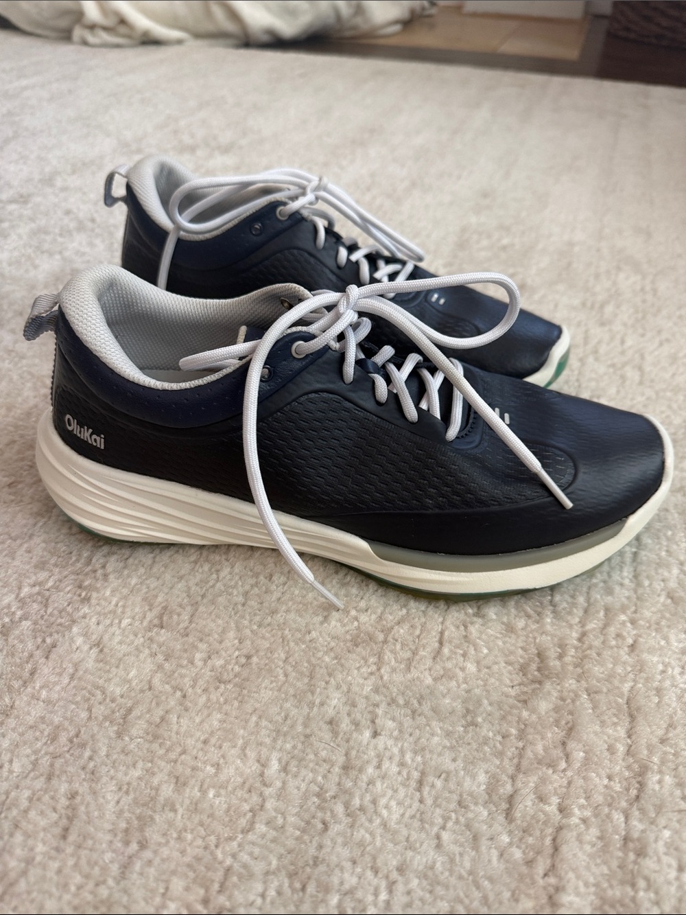 OluKai Men's Makena Spikeless Golf Shoes Navy with White Accents